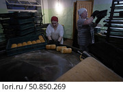 Женщины трудятся на Солигаличском хлебозаводе. Редакционное фото, фотограф Дмитрий Киселёв / Фотобанк Лори