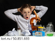 A cute boy chemist suddenly came up with an amazing idea in the laboratory. Стоковое фото, фотограф Лазаренко Светлана / Фотобанк Лори