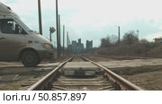 Car Driving Over a Rural Railway Crossing. Стоковое видео, видеограф Поскребышев Михаил / Фотобанк Лори