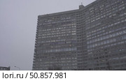 Monolithic Soviet-Era Office Building on an Overcast Day. Стоковое видео, видеограф Поскребышев Михаил / Фотобанк Лори
