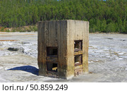 Водосбросный колодец, шламохранилище отходов добычи и переработки медных руд, южная окраина города Карабаш, Челябинская область. Редакционное фото, фотограф Алексей Иванов / Фотобанк Лори