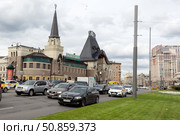 Москва, Россия - 18 мая 2022 года: Ярославский вокзал, облачный день. плотное автомобильное движение. Редакционное фото, фотограф Татьяна Васильева / Фотобанк Лори