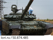 Российский основной боевой танк Т-72Б3М с усиленной броневой защитой. Волгоградская область, Средняя Ахтуба, Россия. Стоковое фото, фотограф Андрей Цыганков / Фотобанк Лори