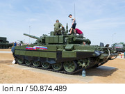 Российский основной боевой танк Т-72Б3М с усиленной броневой защитой. Волгоградская область, Средняя Ахтуба, Россия. (2021 год). Редакционное фото, фотограф Андрей Цыганков / Фотобанк Лори
