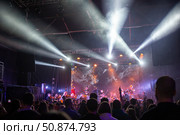 Rock festival and orchestra in the light of spotlights and spotlights on stage. Fans rejoice (2024 год). Редакционное фото, фотограф Евгений Ткачёв / Фотобанк Лори