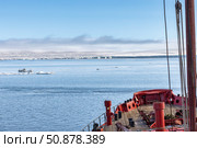 Красное судно приблизилось к древнему арктическому леднику. Стоковое фото, фотограф Юрий Шурчков / Фотобанк Лори