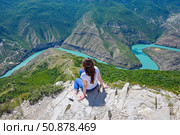 Девушка смотрит с высоты на Сулакский каньон. Дагестан. Россия. Стоковое фото, фотограф Александр Тараканов / Фотобанк Лори