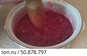 The process of making crushed raspberries with sugar. Homemade preparation of crushed raspberries with sugar. Crushed raspberries with sugar are the cooking step. Стоковое видео, видеограф Андрей Жигальцов / Фотобанк Лори