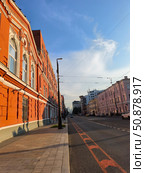 Дорога вдоль Московского тормозного завода "Трансмаш" в Москве. Редакционное фото, фотограф Мария Сергеева / Фотобанк Лори