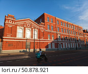 Фасад Московского тормозного завода "Трансмаш" в Москве. Редакционное фото, фотограф Мария Сергеева / Фотобанк Лори
