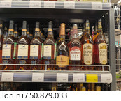 Полка с бутылками коньяка в магазине, Москва. Редакционное фото, фотограф Мария Сергеева / Фотобанк Лори