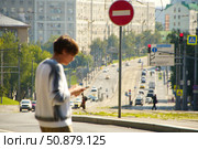 A pedestrian crosses the roadway. Russia. Moscow. 07/25/25. Стоковое фото, фотограф Ярославский Максим / Фотобанк Лори