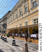 Открытая веранда кафе на Камергерском переулке, Москва. Лето в Москве. Редакционное фото, фотограф Мария Сергеева / Фотобанк Лори