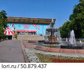 Фонтан и Московский театр мюзикла на Пушкинской площади в Москве. Редакционное фото, фотограф Мария Сергеева / Фотобанк Лори