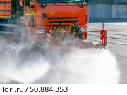 Watering truck. The process of washing or cooling the asphalt on the road during extreme heat. Стоковое фото, фотограф Антон Вахрушев / Фотобанк Лори