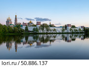 Москва.Новодевичий монастырь. Вид со стороны пруда с отражением. Редакционное фото, фотограф Литвяк Игорь / Фотобанк Лори