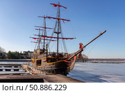 Древний фрегат  зимним днем стоит у причала вмерзший в лед. Стоковое фото, фотограф Pukhov K / Фотобанк Лори