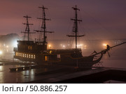 Зимней ночью у причала стоит вмерзший в лед древний фрегат. Стоковое фото, фотограф Pukhov K / Фотобанк Лори