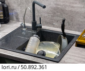 Dirty Dishes in a Modern Kitchen Sink. Стоковое фото, фотограф Назар Дармодехин / Фотобанк Лори