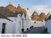 Италия. Альбарабелло. Вид на традиционные дома-трулли. Italy. Alberobello. A view of traditional trulli houses. Стоковое фото, фотограф Алексей Смышляев / Фотобанк Лори
