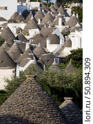 Италия. Альбарабелло. Вид на традиционные дома-трулли. Italy. Alberobello. A view of traditional trulli houses. Стоковое фото, фотограф Алексей Смышляев / Фотобанк Лори