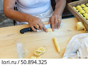 Италия. Бари. Женщины готовят пасту на улице Арко Бассо. Italy. Bari. Women preparing pasta on Arco Basso street. Стоковое фото, фотограф Алексей Смышляев / Фотобанк Лори