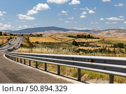 Италия. Апулия. Дорога с видом на горы и поля. Italy. Apulia. Road with a view of mountains and fields. Стоковое фото, фотограф Алексей Смышляев / Фотобанк Лори