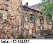 Самый старый каменный жилой дом, улица Крепостная, 13А в Выборге. Выборг. Ленинградская область. Редакционное фото, фотограф Ирина Курносова / Фотобанк Лори