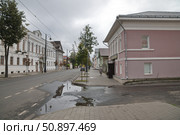 Рыбинск, Ярославская область, Россия. Крестовая улица (2024 год). Редакционное фото, фотограф Елена Коромыслова / Фотобанк Лори