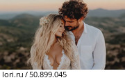 Tender embrace between a loving couple during golden hour on a serene mountain landscape. Стоковое AI-видео, аниматор Данила Большаков / Фотобанк Лори