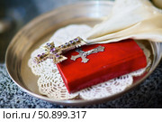 The Christian cross lies on top of the book of the Bible. Стоковое фото, фотограф Наталия Кирсанова / Фотобанк Лори