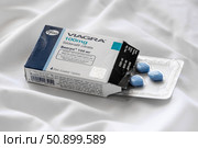 Box of pills of Viagra 100mg Sildenafil Citrate on a wrinkled white bed sheet. Редакционное фото, фотограф Георгий Дзюра / Фотобанк Лори