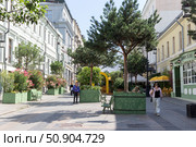 Москва, Россия - 07 июня 2025 года: Камергерский переулок, площадка ландшафтного фестиваля "Сады и цветы" Редакционное фото, фотограф Татьяна Васильева / Фотобанк Лори