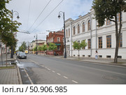 Рыбинск, Ярославская область, Россия. Крестовая улица (2024 год). Редакционное фото, фотограф Елена Коромыслова / Фотобанк Лори