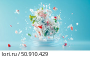 Exploding Dessert Concept: Deconstructed Strawberry Shortcake with Basil. Стоковое AI-изображение, AI-художник Данила Большаков / Фотобанк Лори