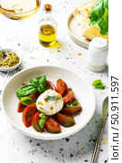 burrata with tomatoes, basil and pesto. Стоковое фото, фотограф Julia Lavleis / Фотобанк Лори