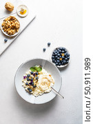 cottage cheese with blueberries and honey. Стоковое фото, фотограф Julia Lavleis / Фотобанк Лори