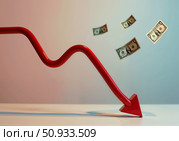 Красная стрелка показывает падающий курс доллара на темном фоне с американскими деньгами. The red arrow shows a falling dollar exchange rate on a dark background with American money. Стоковое AI-изображение, AI-художник Смирнова Светлана / Фотобанк Лори