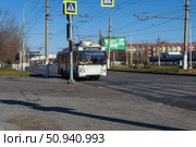 Троллейбус Тролза-5275 следует по маршруту номер 10А, остановка "Мамаев курган", Волгоград, Россия (2020 год). Редакционное фото, фотограф Андрей Цыганков / Фотобанк Лори