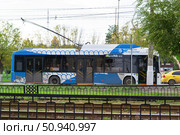 Троллейбус БКМ 32100D с возможностью автономного хода движется по проспекту Ленина  вдоль линии скоростного трамвая. Волгоград, Россия. (2022 год). Редакционное фото, фотограф Андрей Цыганков / Фотобанк Лори