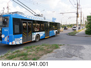 Троллейбус БКМ 32100D с возможностью автономного хода движется по маршруту номер 8А. Волгоград, Россия. (2022 год). Редакционное фото, фотограф Андрей Цыганков / Фотобанк Лори