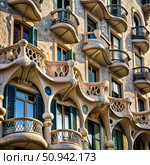 Antonia Gads Case Mil in Barcelona: A Detailed Look at the Curved Balconies. Generative AI. Стоковое AI-изображение, AI-художник Roman Zavorotny / Фотобанк Лори