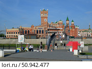 Вход по мосту на Патриаршую площадь в Йошкар-Оле. Комплекс сооружений и архитектура. Россия Йошкар-Ола Июль 20 2025. Редакционное фото, фотограф Виталий Шкапский / Фотобанк Лори
