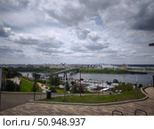 Вид на реку и город с набережной Федоровского в Нижнем Новгороде. Редакционное фото, фотограф Мария Сергеева / Фотобанк Лори