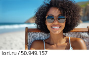 Sunbather Enjoys a Relaxing Day at the Beach With Ocean Waves and Clear Blue Skies. Стоковое AI-изображение, AI-художник Юлия Гапеенко / Фотобанк Лори