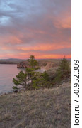 Vertical video of summer evening on Lake Baikal. Panoramic view of Olkhon Island coast and pink clouds at sunset. Natural background. Picturesque sunset landscape. Стоковое видео, видеограф Виктория Катьянова / Фотобанк Лори