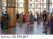 Люди ждут, когда закончится дождь. Наземный вестибюль станции метро «Площадь Александра Невского 2» в городе Санкт-Петербурге. Редакционное фото, фотограф Румянцева Наталия / Фотобанк Лори