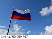 Российский флаг на фоне красивого неба (2024 год). Стоковое фото, фотограф Сабурский Максим / Фотобанк Лори