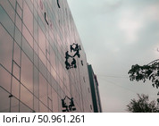 Мойщики окон за работой на небоскребе (2018 год). Редакционное фото, фотограф Косиненко Юрий / Фотобанк Лори