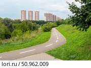 Велосипедная дорожка в парке Эко-берег. Химки, Московская область. (2021 год). Стоковое фото, фотограф Лариса Гордеева / Фотобанк Лори